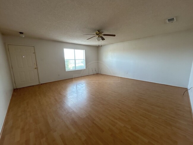 Building Photo - **2 WEEK FREE RENT***3103 Thoroughbred, Ki...