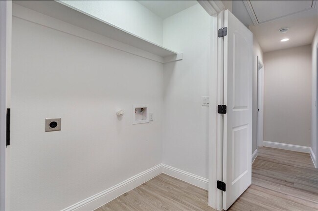 Building Photo - 230 E Johnson St