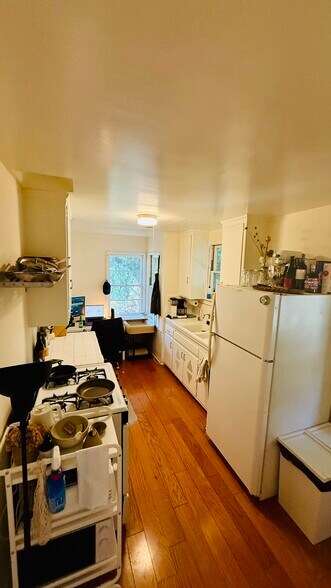 Building Photo - 941 Robinson St