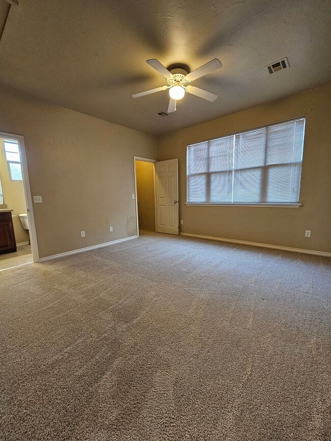 Building Photo - (3) Bed/(2.5) Bath Townhouse in Core Norman! Avail NOW!