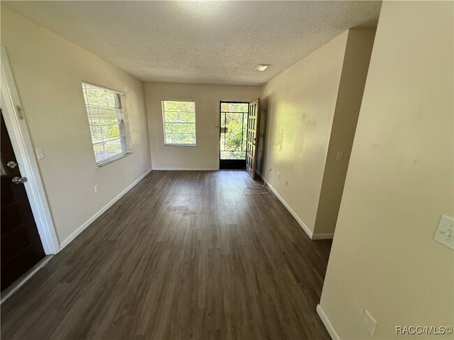 Building Photo - 923 S Brisson Terrace