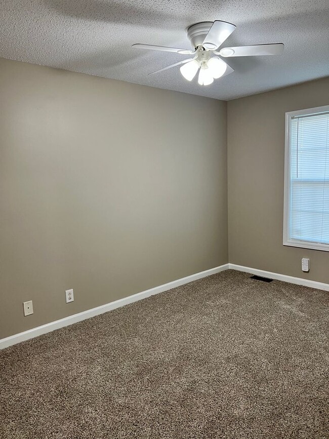 Building Photo - Three Bedroom in Oak Grove