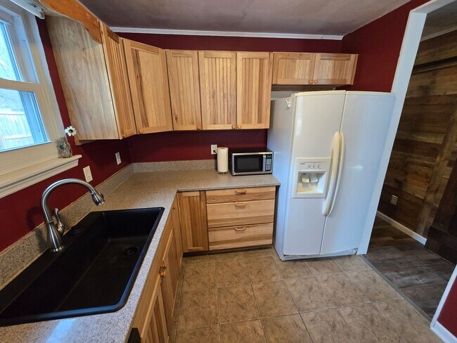 Building Photo - Charming Cottage Living in a Convenient Location