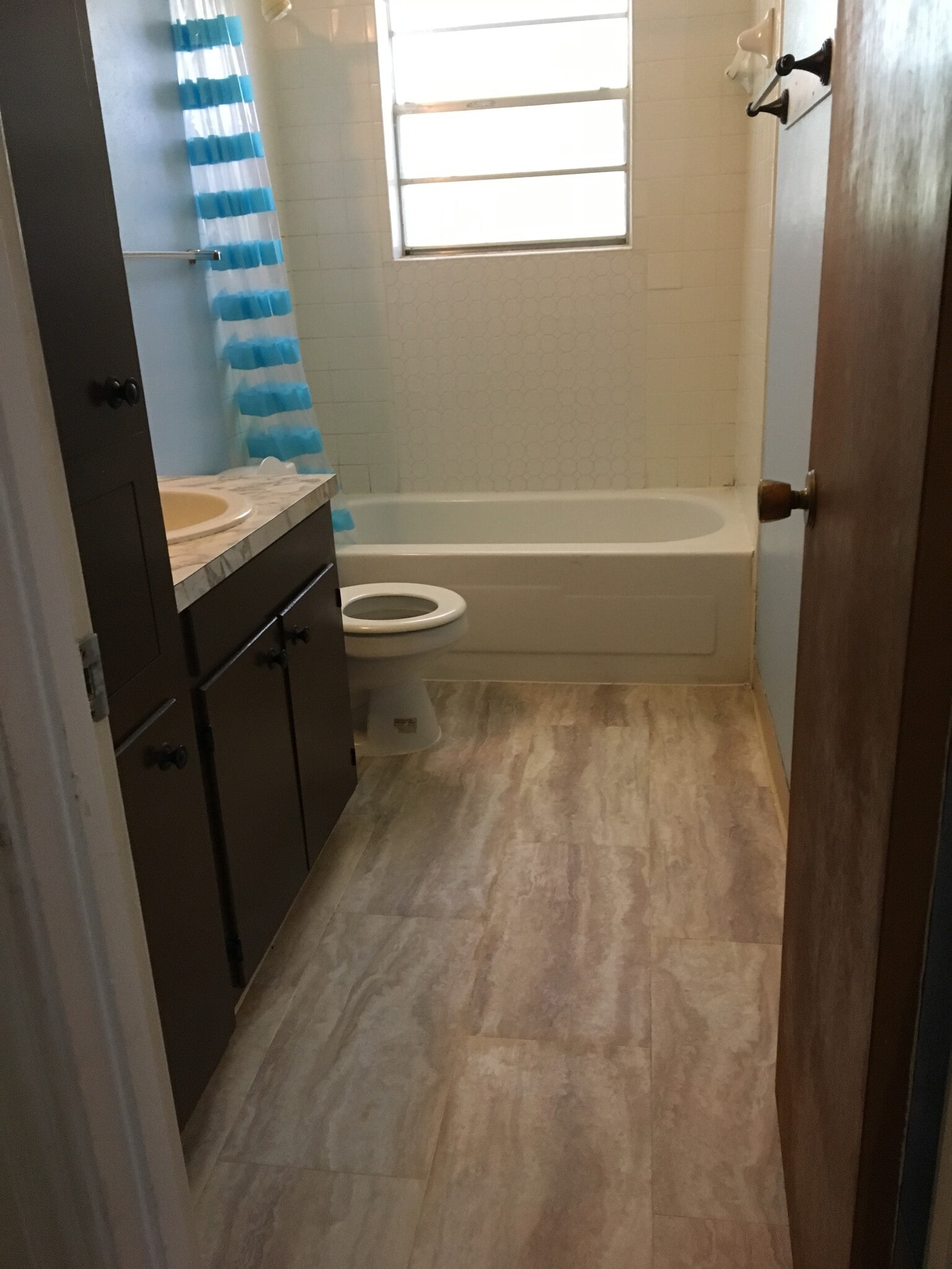 Full bath off hallway - 5629 Cross Timbers Dr