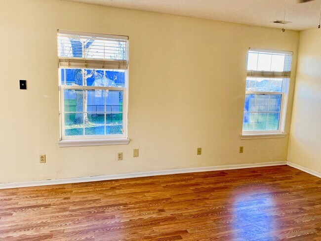 Building Photo - COMING SOON! Wonderful 3 Bedroom 2 Bathroo...