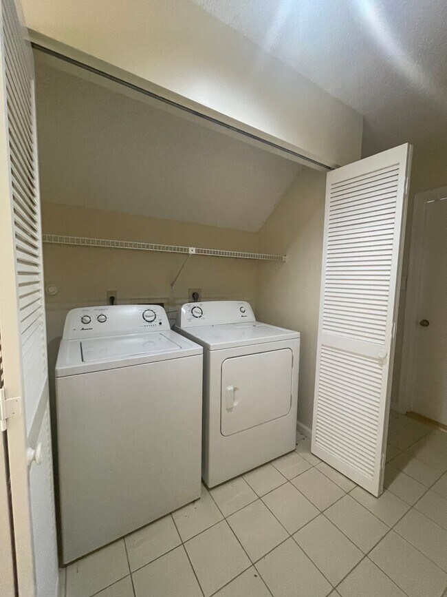 Building Photo - Spacious 3Bed/2.5Bath/Garage Home in Via Verde