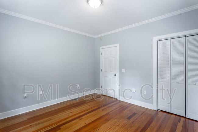 Building Photo - 513 Lytle St