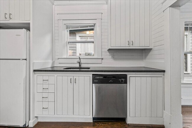 Building Photo - Savannah Eastside Home | 2 Bed 1 Bath | Remodeled Kitchen | In-Unit W/D | Private Driveway
