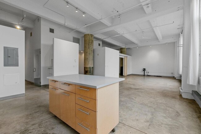 Building Photo - 700 N Washington Ave