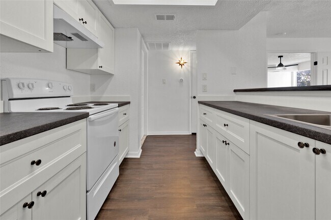 Building Photo - 2830 S Bartell Dr