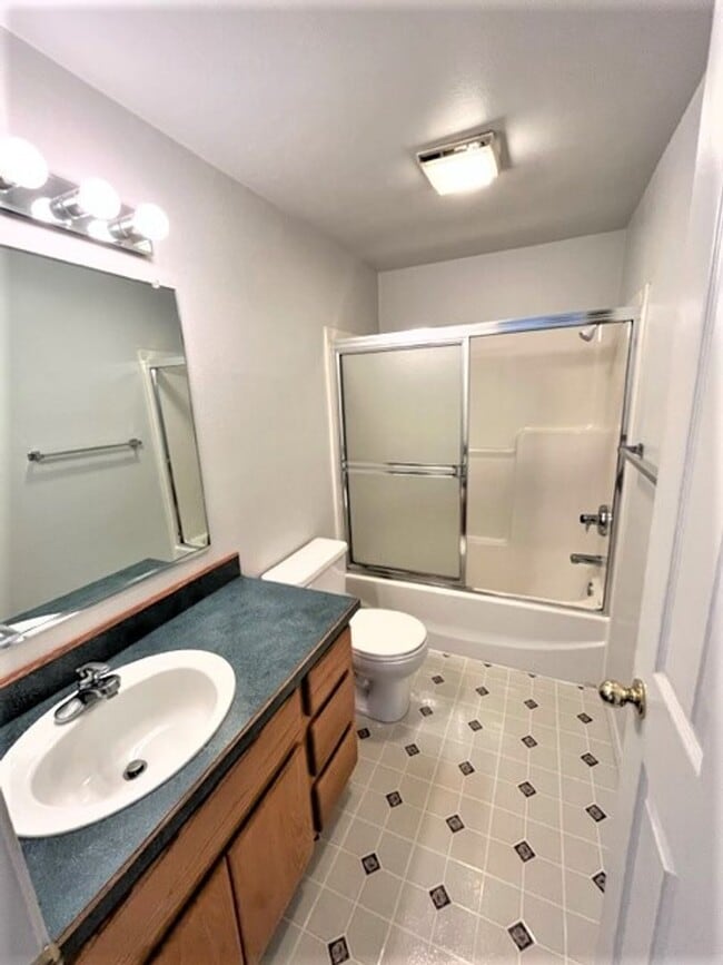 Building Photo - 2Bd/1.5Bath Single story duplex McMinnville