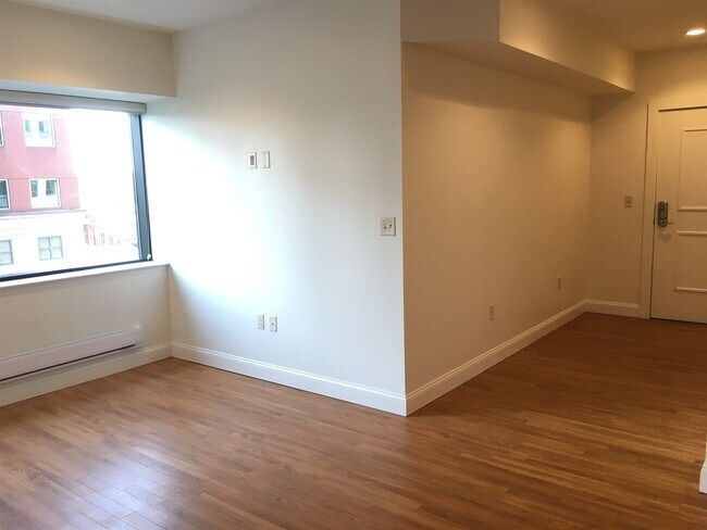 Building Photo - 875 Elm St