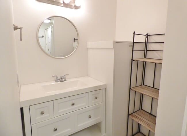 Building Photo - Downtown Living | 1 Bed • 1 Bath Ground-Level Condo | Available August 1!