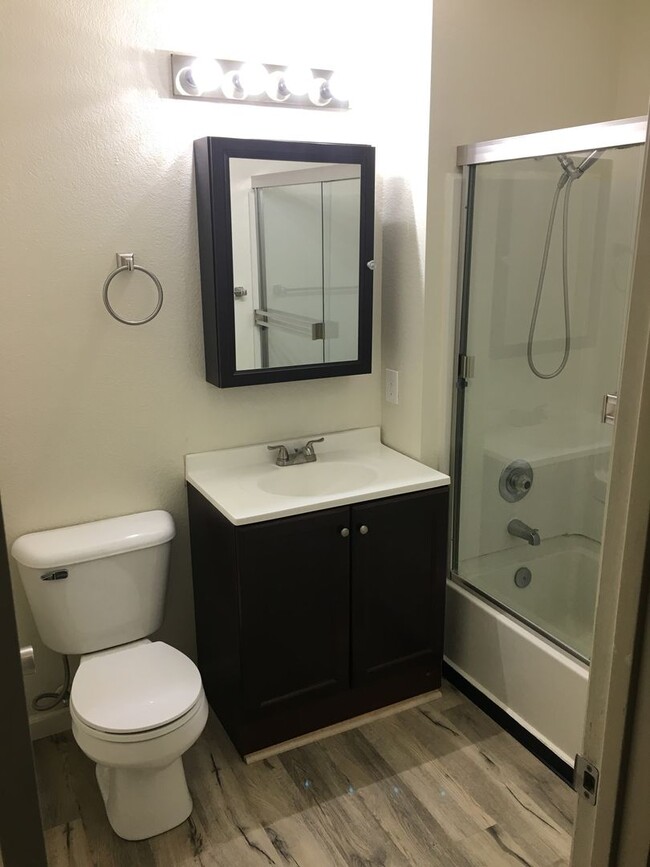 Building Photo - 3 bedroom 2 bath Windsong Condo ~ Includes...