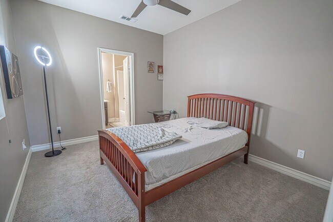 Building Photo - Beautiful 5-Bedroom Home with Outdoor Entertainer's Area in Valencia!