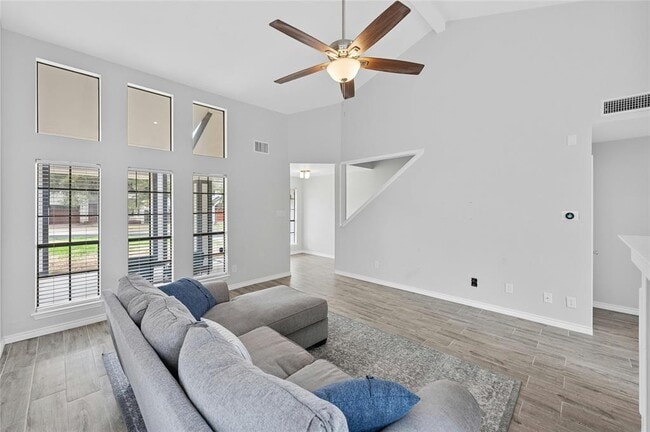 Building Photo - 8303 Los Ranchos Dr