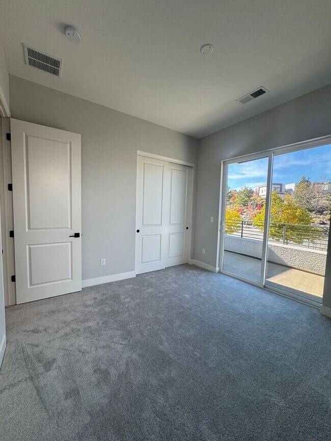 Building Photo - 1521 Golf Club Dr