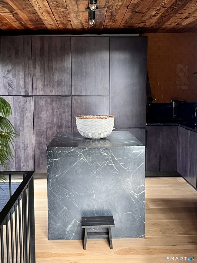 Building Photo - 4 Main St