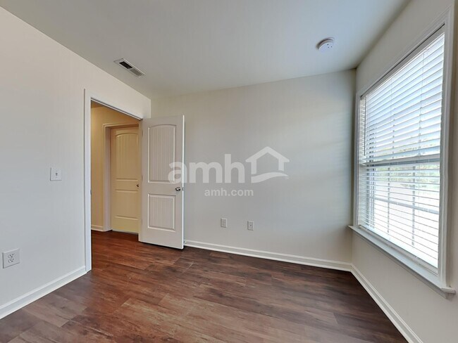 Building Photo - 913 Bridlemine Dr