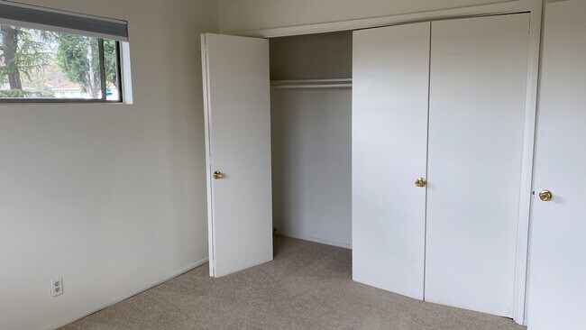 Building Photo - 770 E Mariposa St