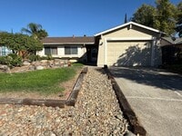 Building Photo - 3 bed 1 bath available in North Highlands!