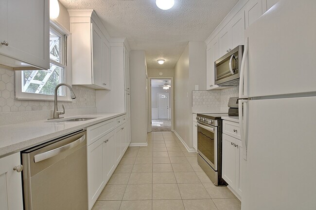Newly remodeled kitchen - 20 Homeport Dr