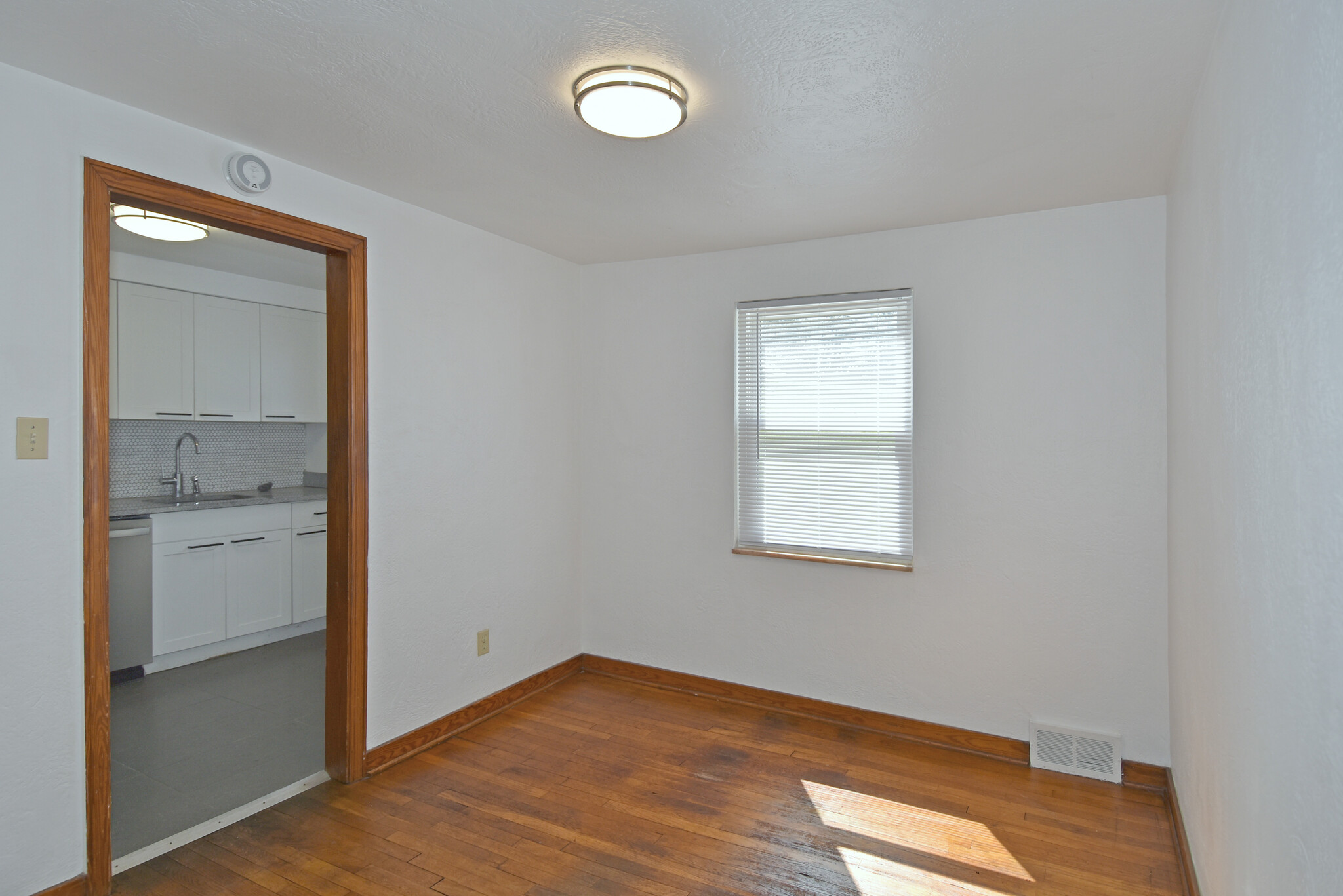 Dining room has direct access to kitchen - 31 Marylea Ave
