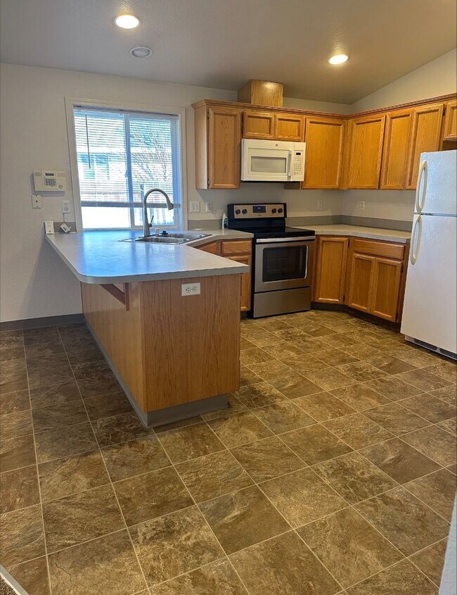 Building Photo - 3 bed|2 bath house with NEW PAINT & CARPET!