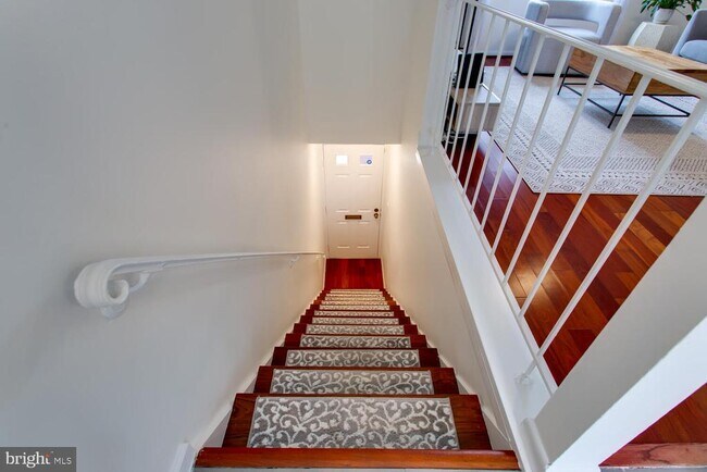 Building Photo - 2707 S Walter Reed Dr