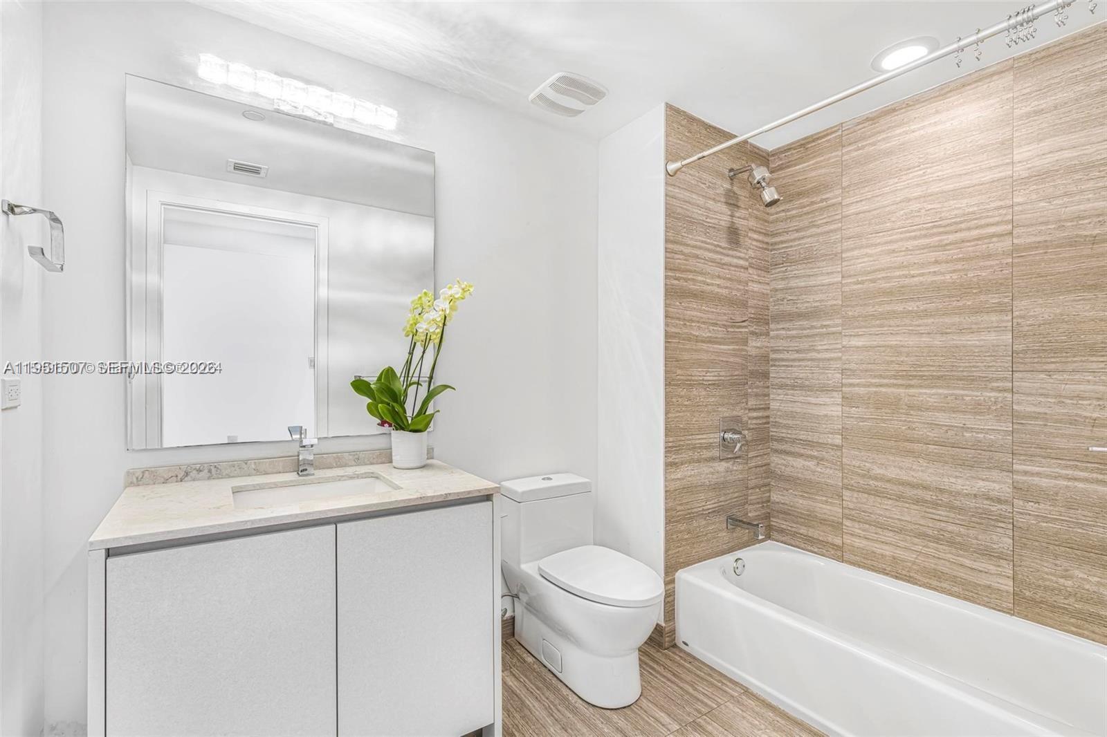 Building Photo - 1010 Brickell Ave