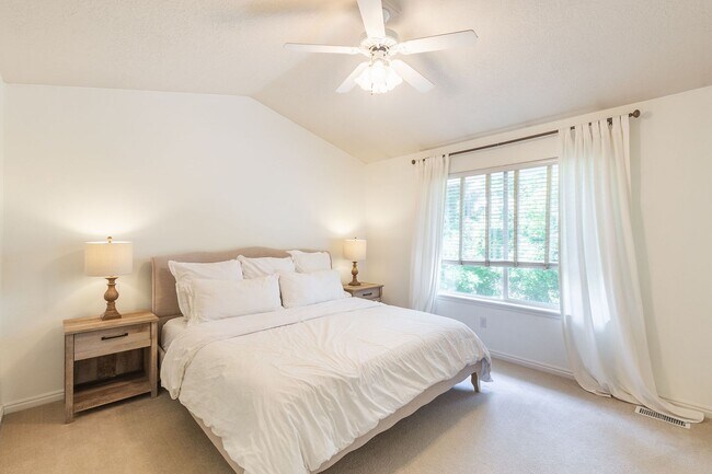 Building Photo - 3 Bed 2.5 Bath In The Heart Of Eagle