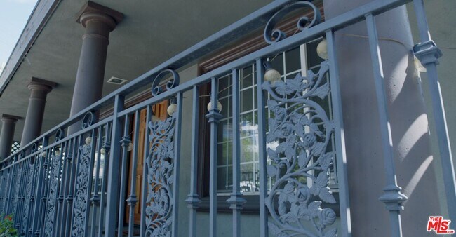 Building Photo - 1016 Palm Ave