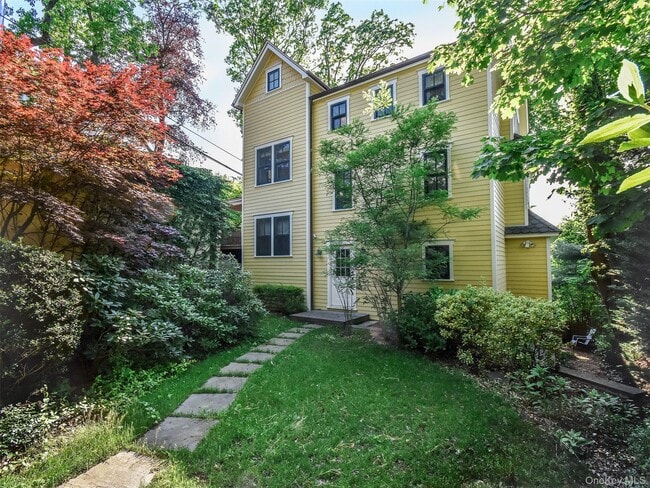 Building Photo - 290 8th Ave