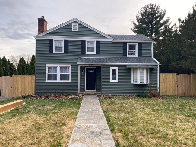 Primary Photo - Spacious 5Bed/3.5Bath Townhome in Prime To...
