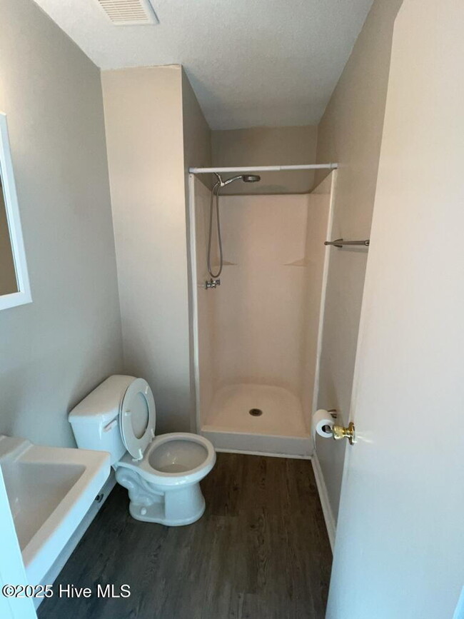 Building Photo - Beautiful 3 Bedroom Home-210 Country Rd. $...