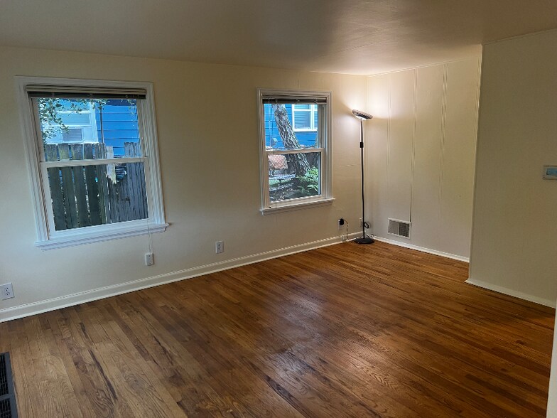 Building Photo - 3002 31st Ave W