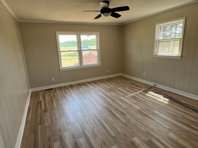 Building Photo - Spacious 4-Bed, 2-Bath Country Home - 1 Acre of Privacy