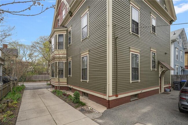 Building Photo - 22 Sycamore St