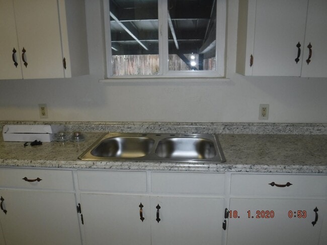 Building Photo - Three Bedroom House in Talent