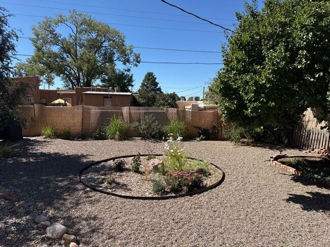 Building Photo - Renovated Santa Fe Home!!