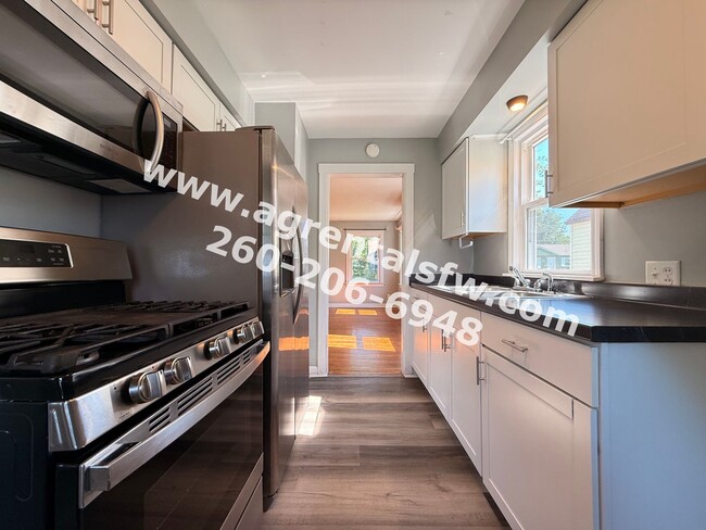 Building Photo - 522 Curdes Ave