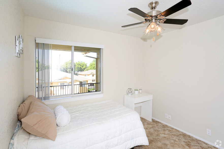 Front bedroom toward window - Creekview Homes