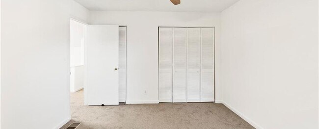 Building Photo - 2685 Meadowlawn Dr