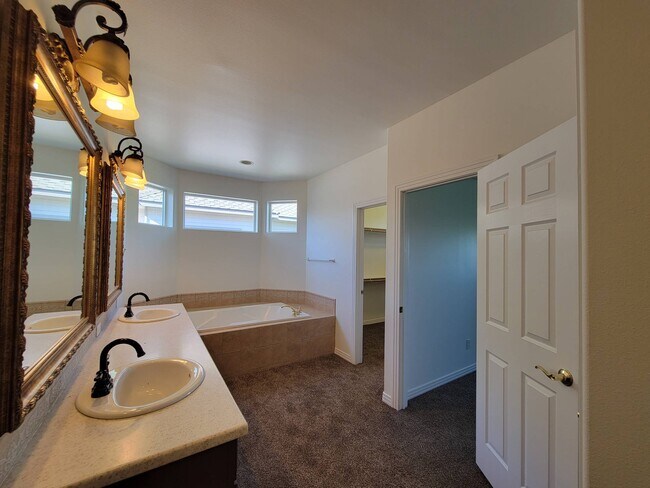 Building Photo - 1200 W Canyon Lakes Dr