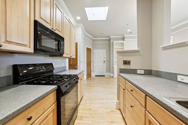 Building Photo - Available Now! 2 Bed/2 Bath With Parking I...