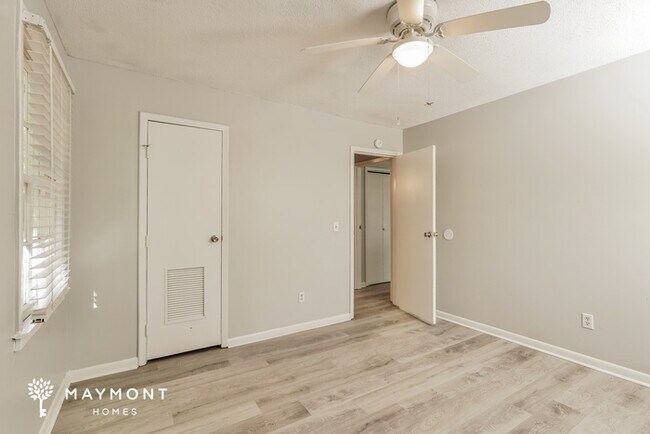 Building Photo - Beautiful 3 Bedroom Bungalow!