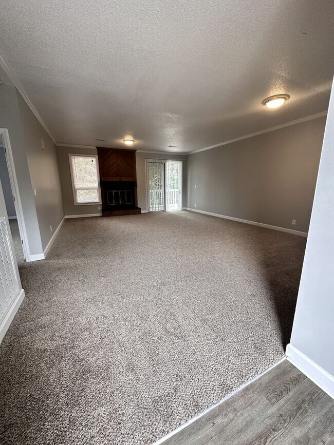 Building Photo - Large 2 Bedroom 2 Bath Condo in the Forest Oaks Community!!