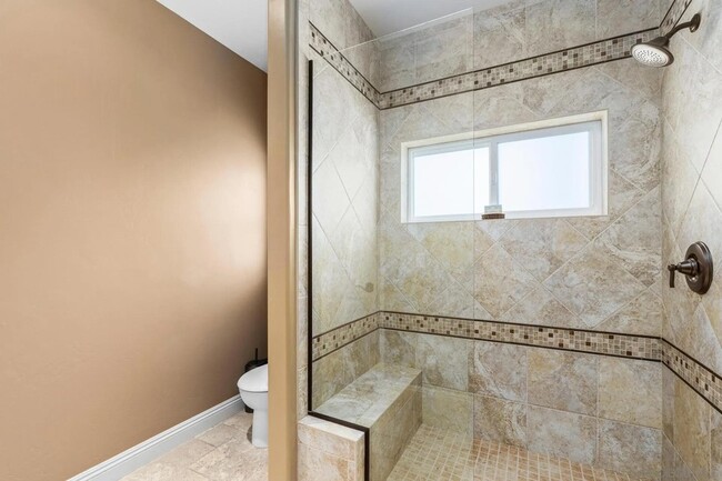 Building Photo - 208 Alicia Way