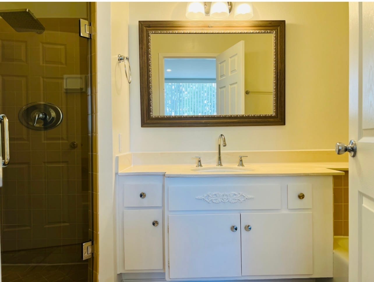 Building Photo - 100 S Doheny Dr