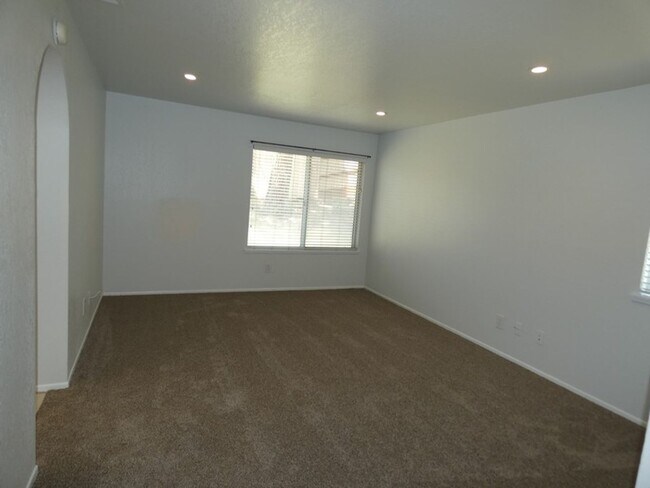 Building Photo - Spacious Orcutt Area Home in Gated Community